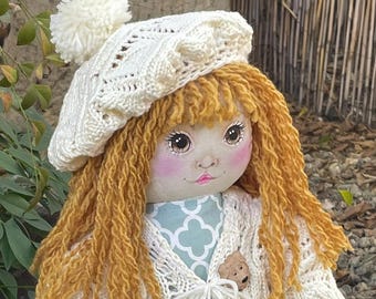 Muñeca coleccionable pelirroja: rostro pintado a mano, atuendo hecho a mano, cárdigan, boina.