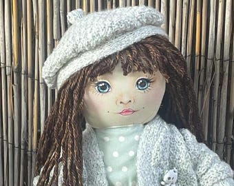 Muñeca coleccionable morena – Rostro pintado a mano, atuendo hecho a mano – 45 cm