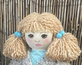 Muñeca coleccionable suave de 18'' - Cara pintada a mano con atuendo hecho a mano