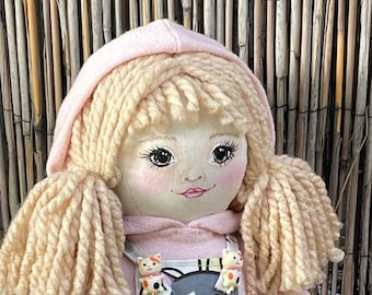 Muñeca coleccionable rubia de 45 cm (18 pulgadas) – Rostro pintado a mano, vestido de gato.