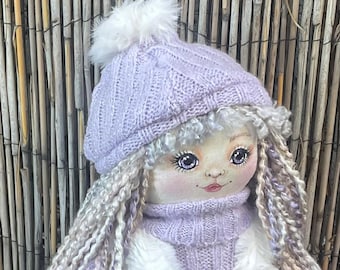 Muñeca de peluche de 45 cm (18 pulgadas) – Rostro pintado a mano, conjunto lavanda hecho a mano, cabello rubio.