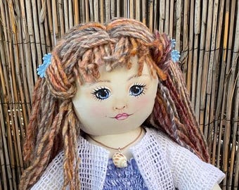 Muñeca morena pintada a mano – Conjunto de verano hecho a mano, coleccionable