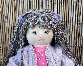 Muñeca hecha a mano de Posie and Thread – Cabello rosa plateado, rostro pintado a mano, cárdigan lavanda