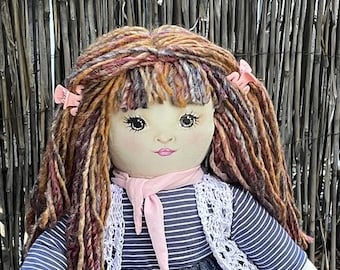 Muñeca pelirroja hecha a mano – Rostro pintado a mano, atuendo de mezclilla, chaleco de ganchillo
