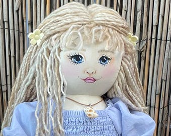 Muñeca coleccionable de 45 cm (18 pulgadas) – Rostro pintado a mano, conjunto de verano hecho a mano.