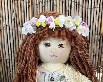 Muñeca artesanal de cabello castaño rojizo – Rostro pintado a mano, vestido floral, chaqueta de encaje, corona.