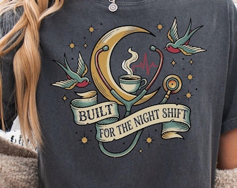 Camiseta de enfermera de turno de noche, ropa tradicional de enfermera titulada con tatuajes, camiseta con estampado de taza de café y luna.