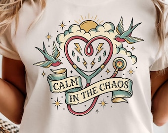 Camiseta de enfermera vintage, camiseta "Calma en el caos", ropa de enfermera de urgencias, tatuaje tradicional