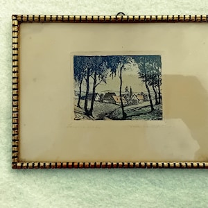 Incisione colorata, circa 100 anni fa, Villaggio tra gli alberi, Cornice originale in legno dorato, retro in carta marmorizzata 5,5x7,5"