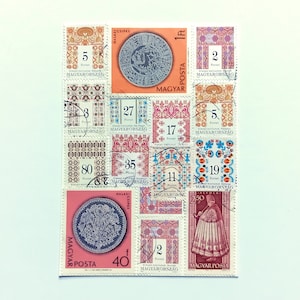 Postzegelcollage, ORIGINEEL, UNIEK, Ansichtkaartformaat, Hongaarse volkskunstmotieven, Vintage postzegels ca. 1950-1980