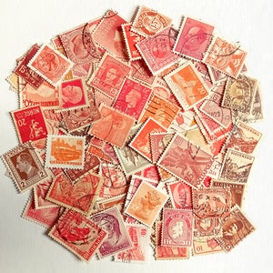 Sellos postales rojos, serie de 100, todos diferentes, algunos de ellos naranjas o marrones, antiguos y vintage, de muchos países, aproximadamente 1890-1980