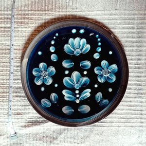 Piatto d&#39;arte popolare dipinto a mano d&#39;epoca, n. 2, da appendere alla parete, fiori blu, Ungheria, 6,8&quot;