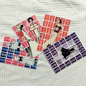 Set di 4 collage formato cartolina. Stampe. Francobolli della Regina Elisabetta con immagini tratte da riviste di moda vintage
