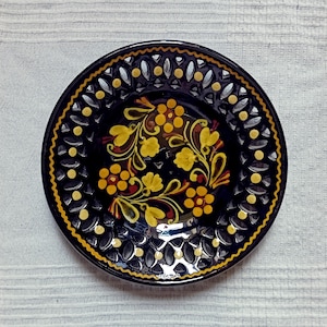 Piatto tradizionale ungherese vintage traforato, dipinto a mano, in ceramica, da appendere alla parete, nero con fiori gialli, 18 cm
