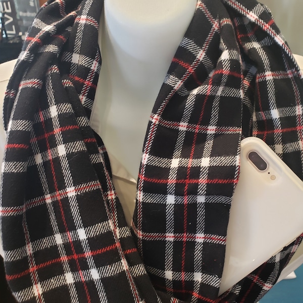 Blk/Wht/Red Infinity Pocket Scarf W/Zipper