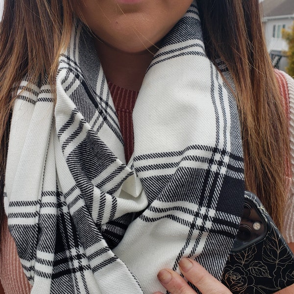 Black/White Infinity Pocket Scarf W/Zipper