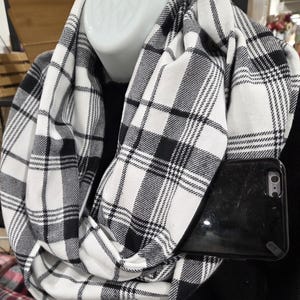 Black/White Infinity Pocket Scarf W/Zipper