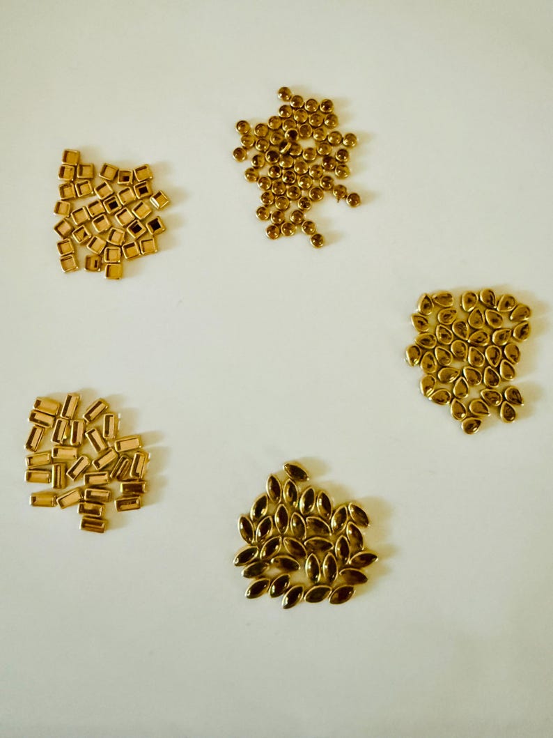 Glue-on Kundan stones Flat back Kundan stones Kundan stones for jewelry Kundan embellishments DIY Kundan stones Flat back rhinestones Kundan stones for crafts Glue-on rhinestones Decorative Kundan stone High-quality Kundan stones, diy embellishments