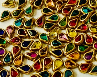 Piedras Kundan multicolores en forma de gota (Thilak) de 5 x 3 mm - 20 gramos / Adornos planos con engaste en forma de lágrima para la fabricación de joyas y trabajos en saris.