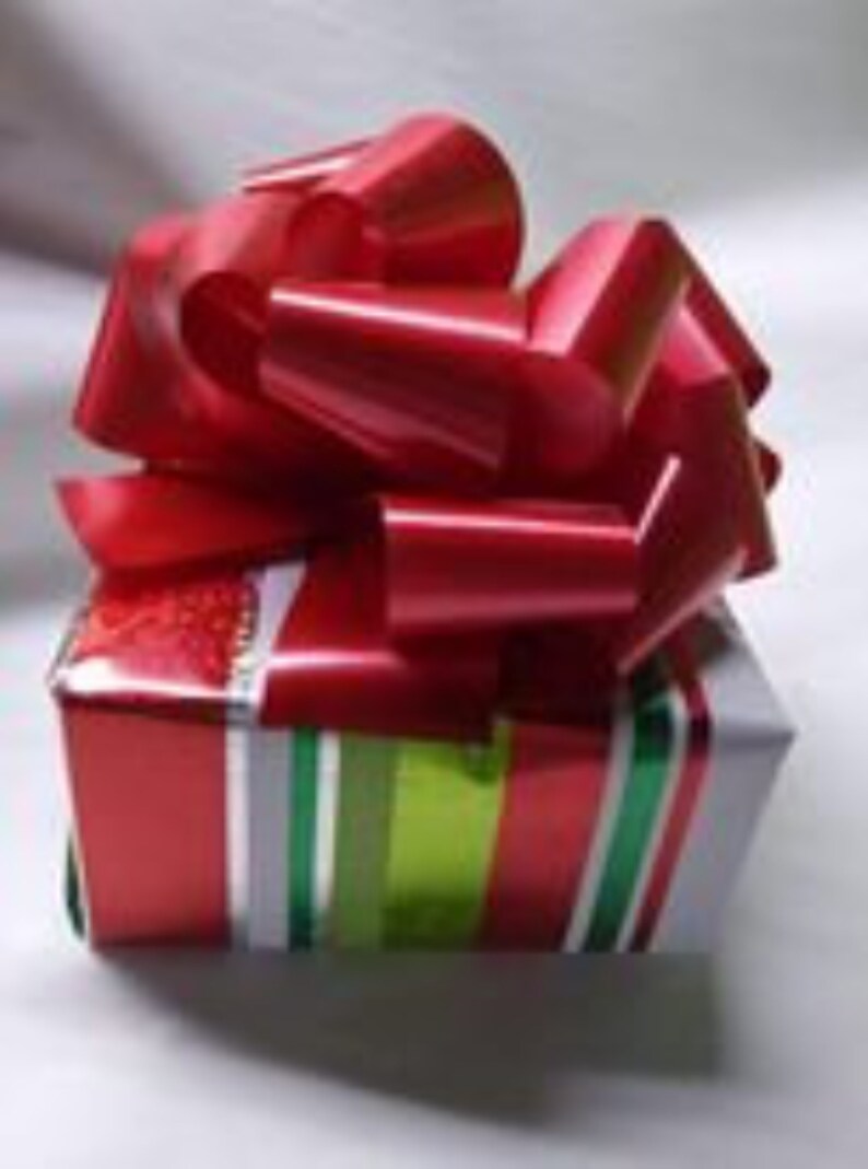 K&ouml;nnte beinhalten: Eine rot-gr&uuml;ne gestreifte Geschenkbox mit einer gro&szlig;en roten Schleife aus Satin oben drauf.
