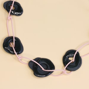 Necklace - Porcelain - black/pink