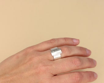 Bague en argent avec structures