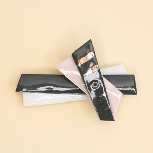 Broche en porcelaine blanche, rose clair, noir et platine - mobile