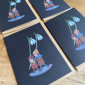 Confezione da 4 carte A6 con bucaneve, elfi, folletti