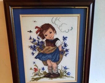 Niña recogiendo flores con punto de aguja bordado a mano enmarcado vintage