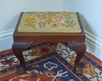 Taburete tapizado vintage con patas estilo Reina Ana y tapicería floral bordada.