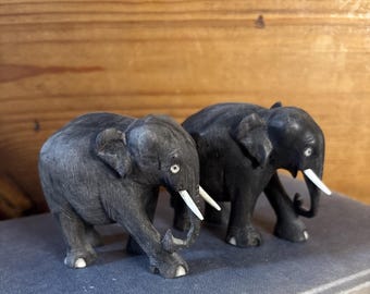 アンティークの手彫り黒檀製象の置物（鼻を上げたポーズ）高さ8.5