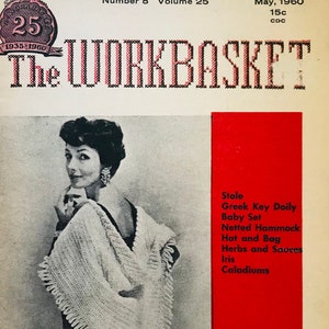 Può includere: Copertina della rivista vintage "The Workbasket" del maggio 1960, con una donna che indossa uno scialle all'uncinetto. Il titolo della rivista è in stile punto croce. Una barra laterale rossa elenca progetti artigianali. Il prezzo è di 15c. La rivista è una guida all'artigianato.