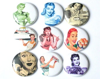 Pode incluir: Nove botões redondos com alfinete que apresentam ilustrações vintage de mulheres em diversos ambientes domésticos. Os botões são brancos com acabamento brilhante e apresentam imagens coloridas de mulheres cozinhando, assando e limpando.