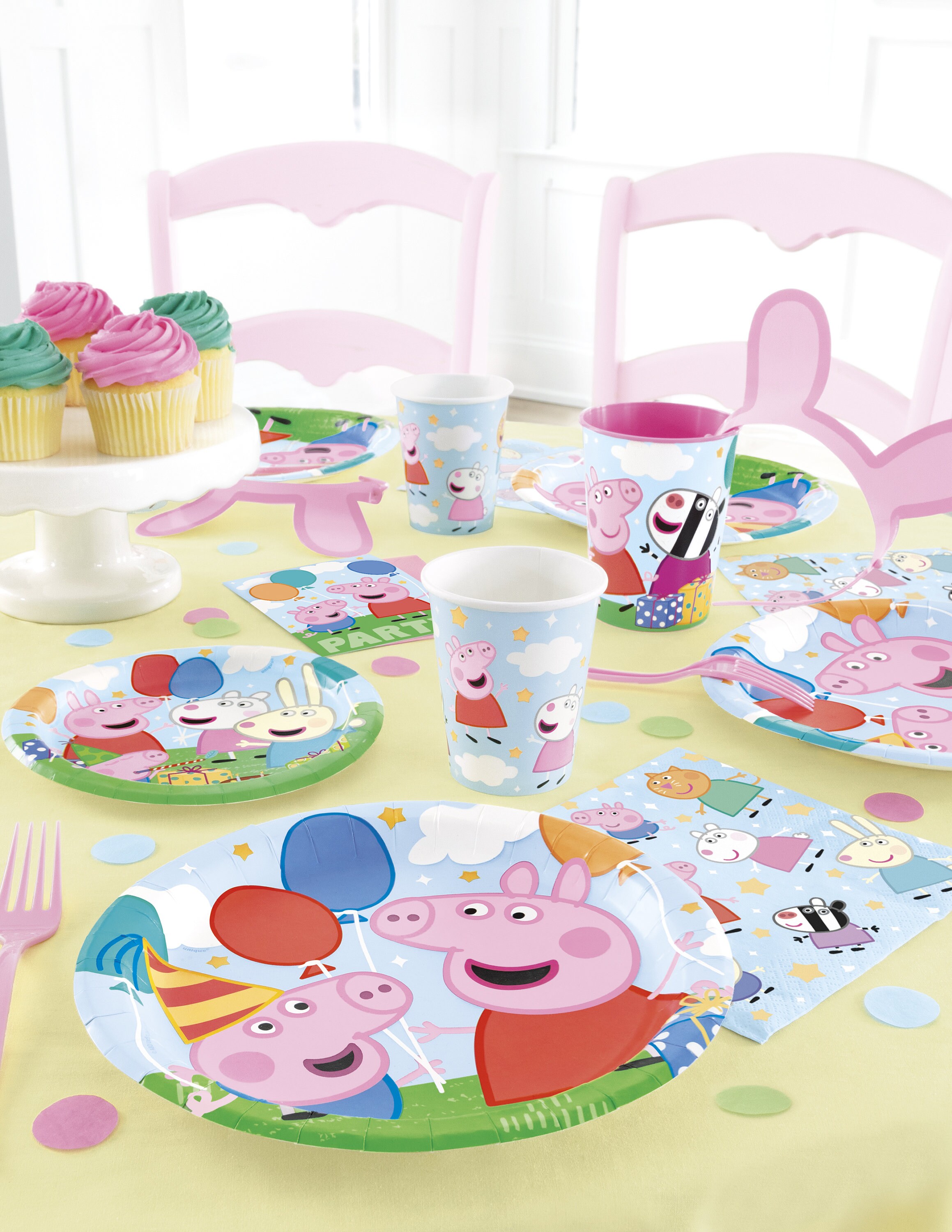 Fournitures de fête d'anniversaire Peppa Pig - Fournitures et décorations  de fête pour 16 invités - Avec nappe, assiettes, serviettes, gobelets et  autocollants : : Cuisine et Maison