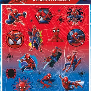 Op de afbeelding: Een vel met 80 Spider-Man stickers met verschillende poses van de superheld in rood en blauw. De stickers zijn op een blauwe achtergrond met een webpatroon. De tekst "80 Stickers. Autocollants. 4 Sheets. Feuilles." staat op het vel gedrukt.