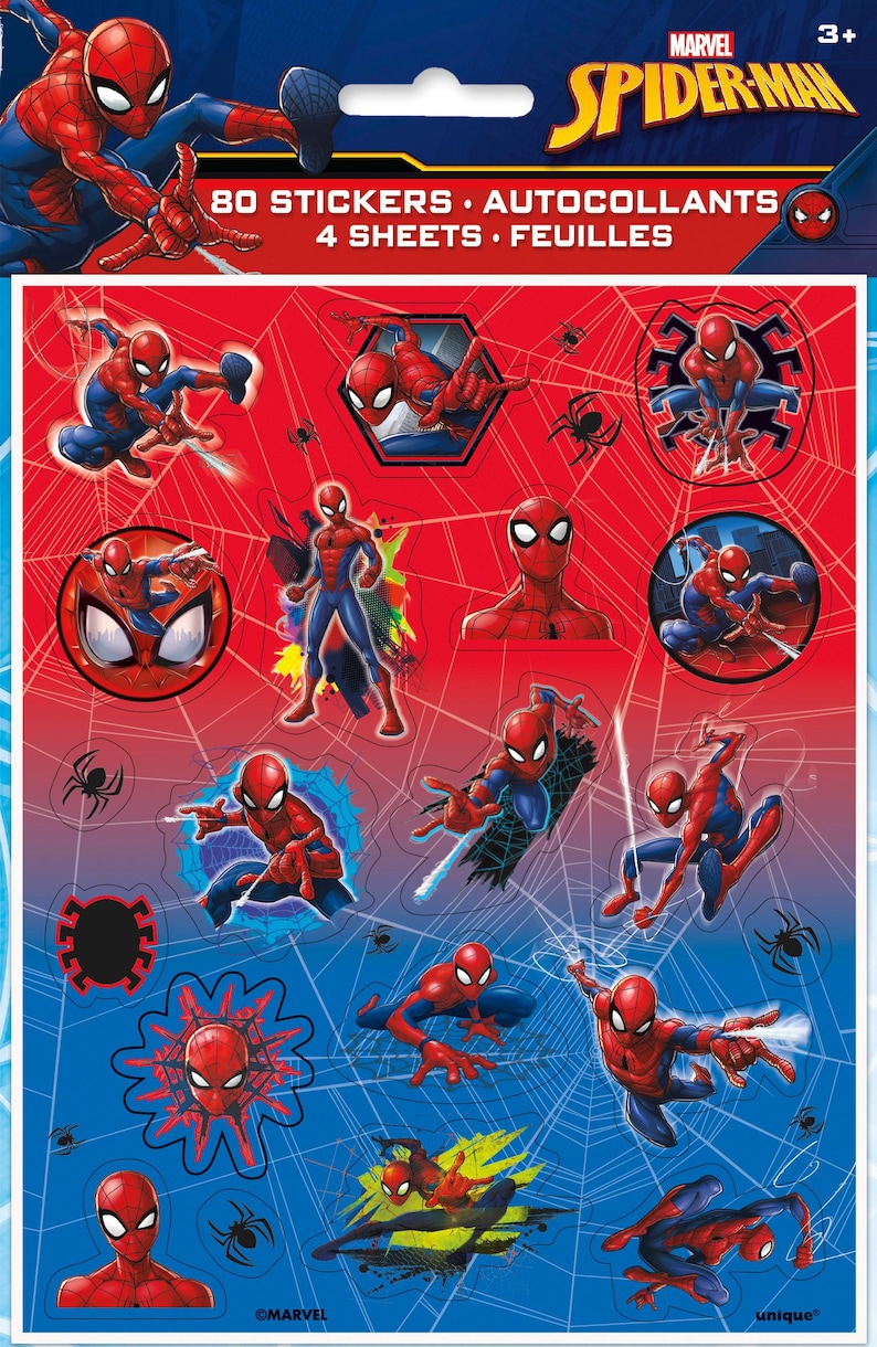 Op de afbeelding: Een vel met 80 Spider-Man stickers met verschillende poses van de superheld in rood en blauw. De stickers zijn op een blauwe achtergrond met een webpatroon. De tekst "80 Stickers. Autocollants. 4 Sheets. Feuilles." staat op het vel gedrukt.