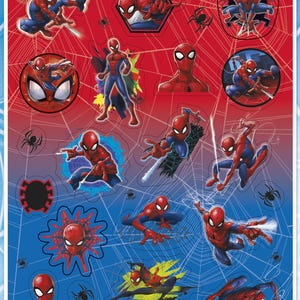 Op de afbeelding: Een vel met stickers met verschillende afbeeldingen van Spider-Man in verschillende poses. De stickers zijn op een blauwe en rode achtergrond met een spinnenwebpatroon. De tekst "&copy;MARVEL" en "unique" is zichtbaar op het vel.