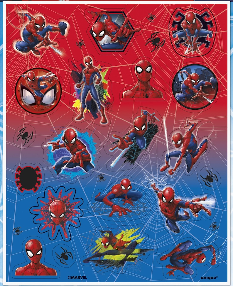 Op de afbeelding: Een vel met stickers met verschillende afbeeldingen van Spider-Man in verschillende poses. De stickers zijn op een blauwe en rode achtergrond met een spinnenwebpatroon. De tekst "&copy;MARVEL" en "unique" is zichtbaar op het vel.
