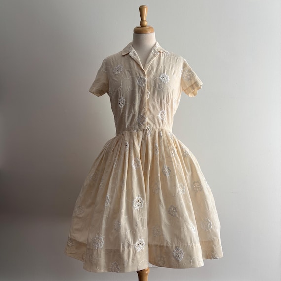 Vintage 1950s JERRY GILDEN Cream & White Eyelet Chainstitch Floral Dress / 31 inch waist