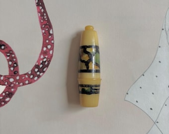 Kit da cucito vintage in plastica degli anni '20 - Ditale e rocchetti di filo