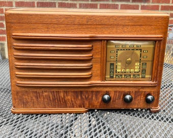 1939 Emerson AM/SW Radio, Ingraham Cabinet, Model DP1-332