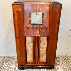 Stunning 1938 Gilfillan 8C8 Console Radio, Fully Restored with MP3, AM, Shortwave, Tuning Eye.  Optional Bluetooth,   SHIPPING is Extra