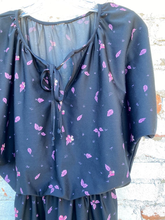 1970s batwing floral dress in size L so gorgeous … - image 7