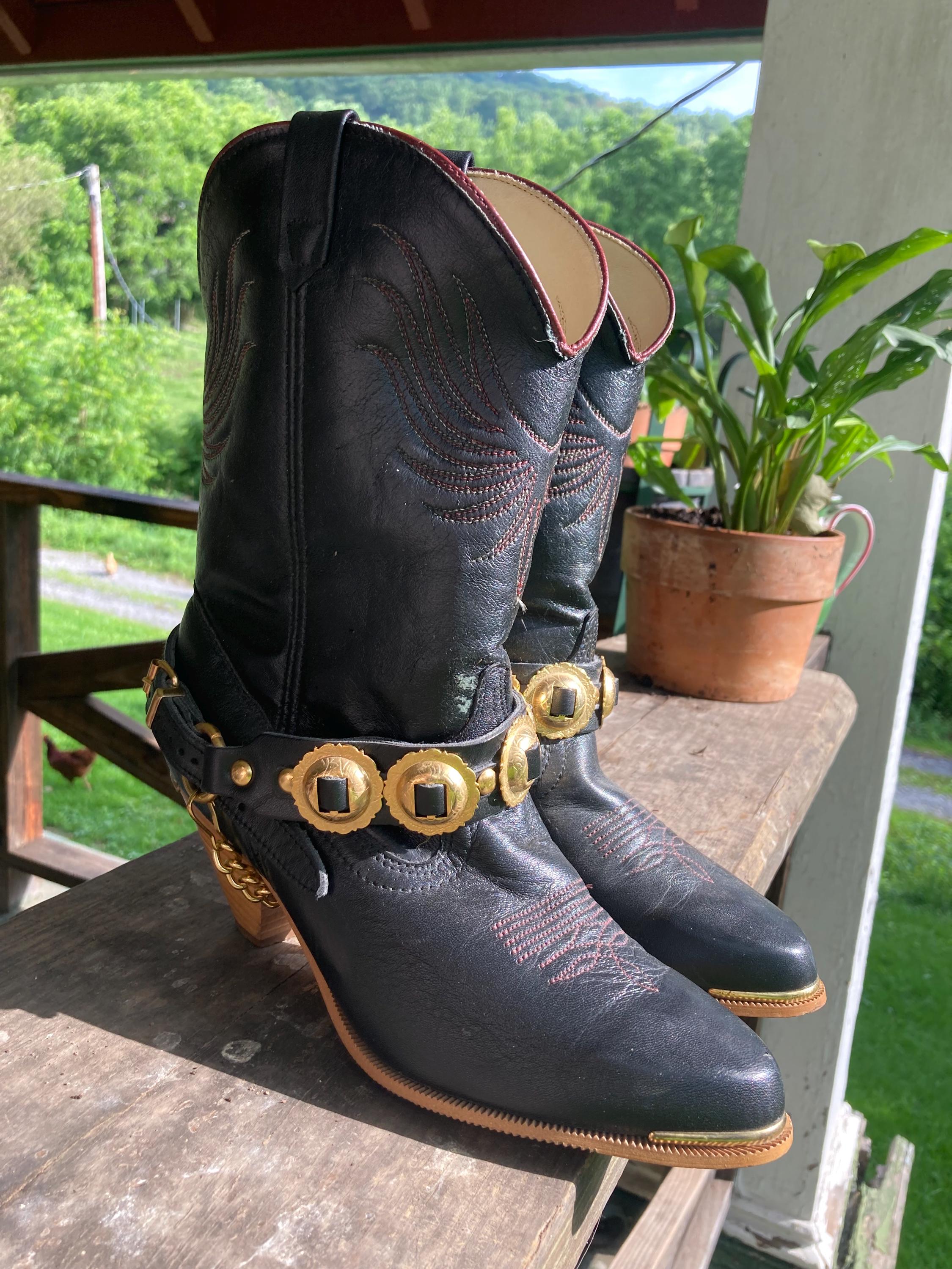 vintage 80s shortie Dingo fashion cowboy boots with gold conchology boot straps !! so freaking cute !! size 7