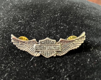 Harley Davidson bar and shield w wings pin