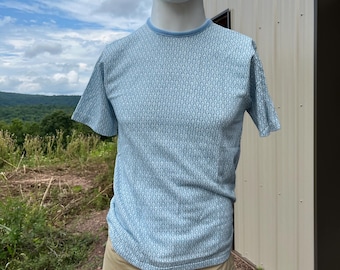 70s knit shirt sleeve Tee shirt in light blue and white abstract print M