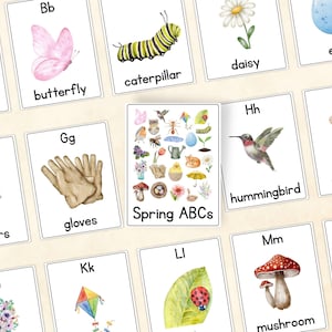 Könnte beinhalten: Eine Sammlung von Aquarell-Lernkarten mit Frühlingsmotiven. Karten zeigen Buchstaben des Alphabets mit Bildern wie Schmetterling, Raupe, Gänseblümchen, Handschuhen und Pilz. Der Text "Spring ABCs" ist ebenfalls sichtbar.