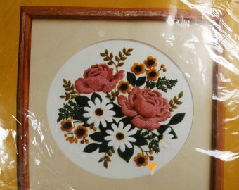 Classic Bouquet crewel embroidery kit by Creative Circle-kit 0610-1985-pink rose white daisy floral