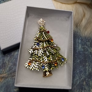 Avon vintage Christmas tree brooch-colored crystals and gold tone bead chain roping-rhinestone star topper