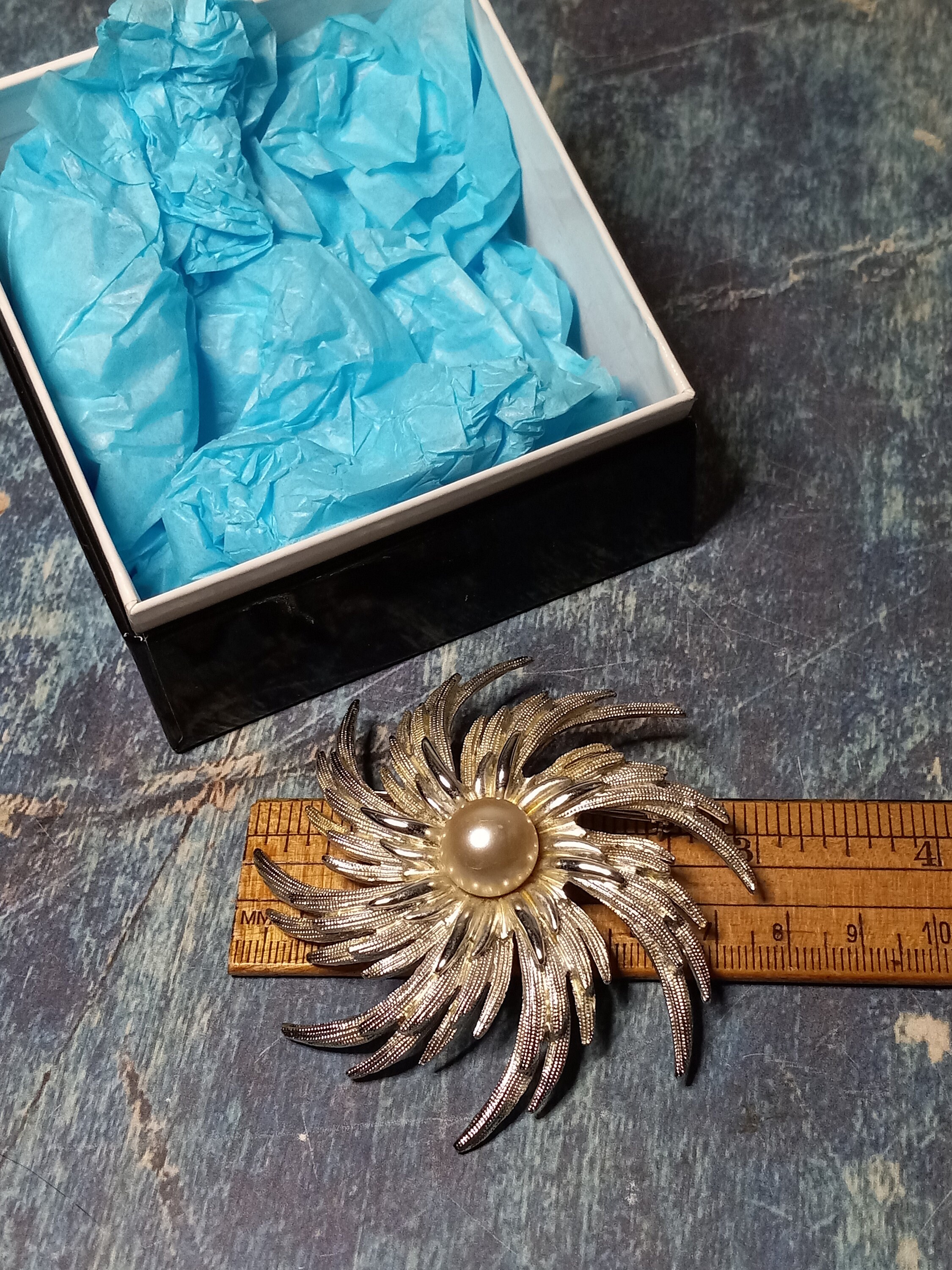 Broche Vintage Sarah Coventry - Tourbillon XXL, Métal Argenté Avec Perle, Occasion